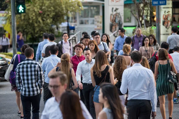 Singapur Şehri, Singapur - 08 Eylül 2019: Merkez İş Bölgesi caddelerinde yürüyen çalışan işçilerin sonunda.