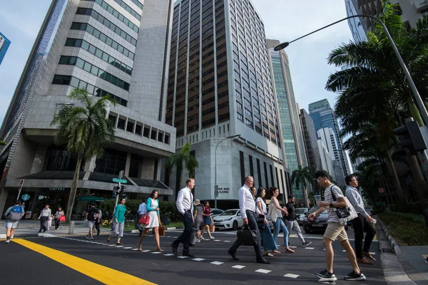 Singapur Şehri, Singapur - 08 Eylül 2019: Merkez İş Bölgesi caddelerinde yürüyen çalışan işçilerin sonunda.