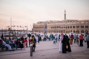 Doha, Katar - 05 Mart 2019: Geleneksel giyimli Katar ailesi eski pazar pazarı Souk Waqif 'te takılıyor.