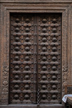 Doha, Katar-Şubat 01.2020: Eski Dekoratif Ana Giriş Tahta Kapı.