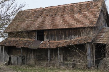 Sunja, Hırvatistan, 20 Nisan 2021: Terk edilmiş geleneksel ahşap ev.