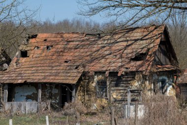 Sunja, Hırvatistan, 20 Nisan 2021: Terk edilmiş geleneksel ahşap ev.
