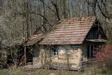Sunja, Hırvatistan, 20 Nisan 2021: Terk edilmiş geleneksel ahşap ev.