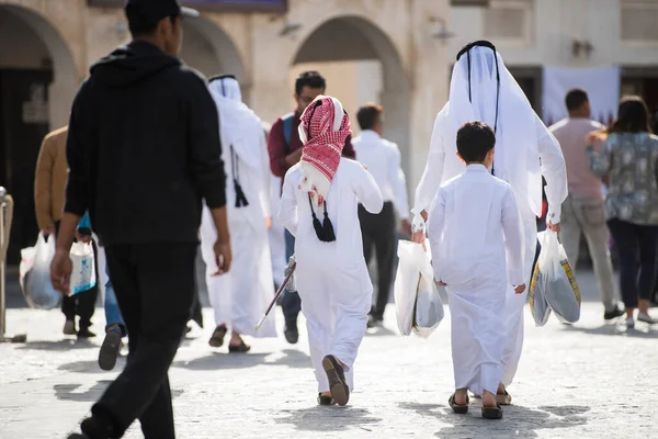 Doha Qatar Mars 2019 Famille Qatarie Tenue Traditionnelle Traîne Dans — Photo