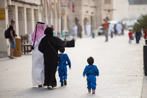 ドーハ カタール 2019年3月5日 伝統的な衣装を着たカタールの家族が古いバザー市場でたむろする Souk Waqif — ストック写真