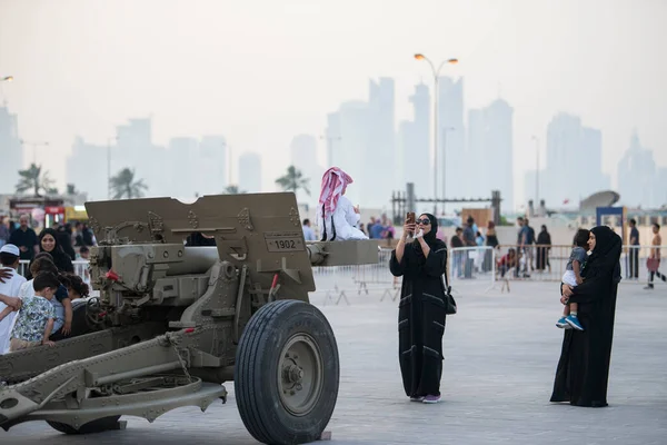 Doha Qatar Marzo 2019 Famiglia Del Qatar Abiti Tradizionali Ritrova — Foto Stock