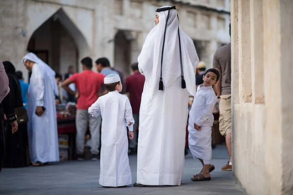 Doha Qatar March 2019 Сім Катарів Традиційному Одязі Висять Старому — стокове фото