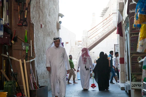 Doha Qatar Marzo 2019 Familia Qatarí Con Atuendo Tradicional Pasa —  Fotos de Stock