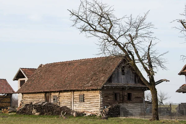 Sunja Chorvatsko Dubna 2021 Opuštěný Tradiční Starý Dřevěný Dům — Stock fotografie