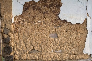 Sunja, Hırvatistan, 20 Nisan 2021: Eski ahşap evde çamur ve saman cephesi.