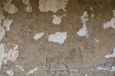 Sunja, Hırvatistan, 20 Nisan 2021: Eski ahşap evde çamur ve saman cephesi.