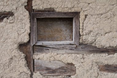 Sunja, Hırvatistan, 20 Nisan 2021: Eski ahşap evde çamur ve saman cephesi.