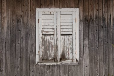 Sunja, Hırvatistan, 20 Nisan 2021: Kırsal kesimin kırsal kesimindeki yaşlılık penceresi.