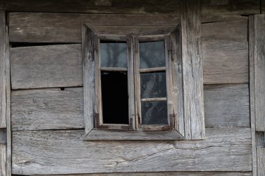 Sunja, Hırvatistan, 20 Nisan 2021: Kırsal kesimin kırsal kesimindeki yaşlılık penceresi.