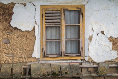 Sunja, Hırvatistan, 20 Nisan 2021: Kırsal kesimin kırsal kesimindeki yaşlılık penceresi.