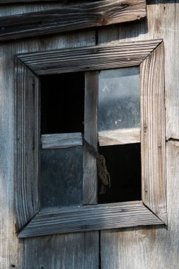 Sunja, Hırvatistan, 20 Nisan 2021: Kırsal kesimin kırsal kesimindeki yaşlılık penceresi.