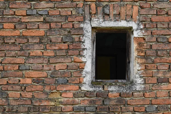 Sunja, Hırvatistan, 20 Nisan 2021: Kırsal kesimin kırsal kesimindeki yaşlılık penceresi.