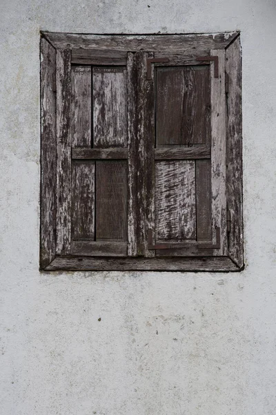 Sunja, Hırvatistan, 20 Nisan 2021: Kırsal kesimin kırsal kesimindeki yaşlılık penceresi.