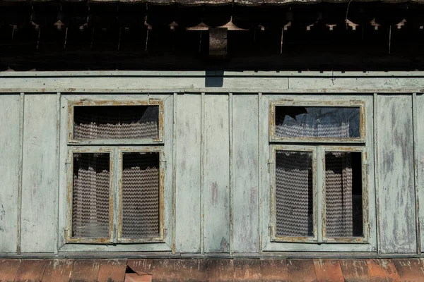 Sunja, Hırvatistan, 20 Nisan 2021: Kırsal kesimin kırsal kesimindeki yaşlılık penceresi.