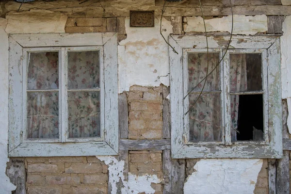 Sunja, Hırvatistan, 20 Nisan 2021: Kırsal kesimin kırsal kesimindeki yaşlılık penceresi.