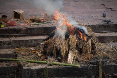 Katmandu, Nepal - 20 Nisan 2019: Hindu Halkı Katmandu 'daki Bagmati Nehri Pashupatinath Tapınağı' nda yapılan ayinlere göre cesetleri yaktı. 