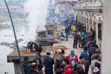 Katmandu, Nepal - 20 Nisan 2019: Hindu Halkı Katmandu 'daki Bagmati Nehri Pashupatinath Tapınağı' nda yapılan ayinlere göre cesetleri yaktı. 