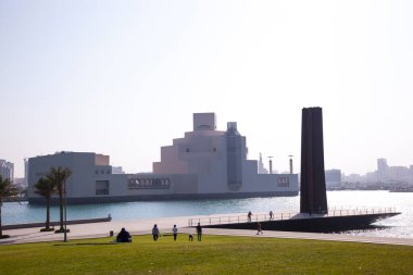 Doha, Katar - 05 Mart 2019: Doha 'daki İslam Sanatları Müzesi' nin parkında güneşli bir günün tadını çıkaran insanlar.