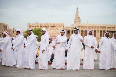 Doha, Katar - 05 Mart 2019: Geleneksel Katar müzik ve dansının performansı eski pazar pazarı Souk Waqif 'te yerel halk tarafından sergilenmektedir.