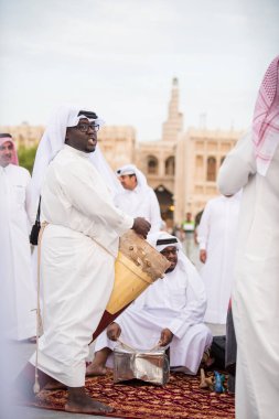 Doha, Katar - 05 Mart 2019: Geleneksel Katar müzik ve dansının performansı eski pazar pazarı Souk Waqif 'te yerel halk tarafından sergilenmektedir.