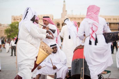 Doha, Katar - 05 Mart 2019: Geleneksel Katar müzik ve dansının performansı eski pazar pazarı Souk Waqif 'te yerel halk tarafından sergilenmektedir.