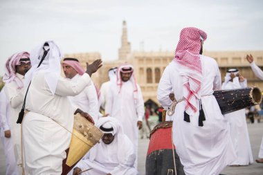 Doha, Katar - 05 Mart 2019: Geleneksel Katar müzik ve dansının performansı eski pazar pazarı Souk Waqif 'te yerel halk tarafından sergilenmektedir.