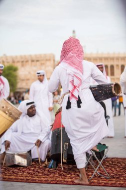 Doha, Katar - 05 Mart 2019: Geleneksel Katar müzik ve dansının performansı eski pazar pazarı Souk Waqif 'te yerel halk tarafından sergilenmektedir.