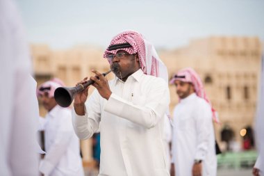 Doha, Katar - 05 Mart 2019: Geleneksel Katar müzik ve dansının performansı eski pazar pazarı Souk Waqif 'te yerel halk tarafından sergilenmektedir.