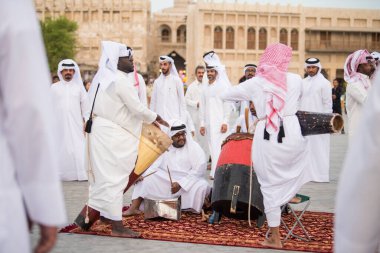 Doha, Katar - 05 Mart 2019: Geleneksel Katar müzik ve dansının performansı eski pazar pazarı Souk Waqif 'te yerel halk tarafından sergilenmektedir.