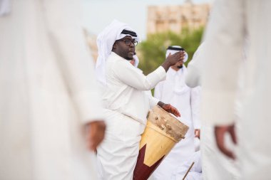 Doha, Katar - 05 Mart 2019: Geleneksel Katar müzik ve dansının performansı eski pazar pazarı Souk Waqif 'te yerel halk tarafından sergilenmektedir.