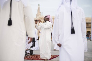 Doha, Katar - 05 Mart 2019: Geleneksel Katar müzik ve dansının performansı eski pazar pazarı Souk Waqif 'te yerel halk tarafından sergilenmektedir.