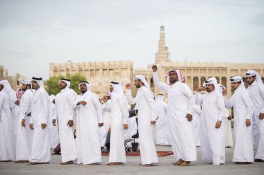 Doha, Katar - 05 Mart 2019: Geleneksel Katar müzik ve dansının performansı eski pazar pazarı Souk Waqif 'te yerel halk tarafından sergilenmektedir.