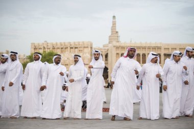 Doha, Katar - 05 Mart 2019: Geleneksel Katar müzik ve dansının performansı eski pazar pazarı Souk Waqif 'te yerel halk tarafından sergilenmektedir.