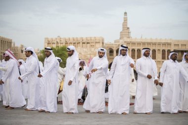 Doha, Katar - 05 Mart 2019: Geleneksel Katar müzik ve dansının performansı eski pazar pazarı Souk Waqif 'te yerel halk tarafından sergilenmektedir.