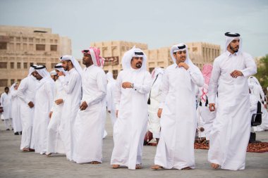 Doha, Katar - 05 Mart 2019: Geleneksel Katar müzik ve dansının performansı eski pazar pazarı Souk Waqif 'te yerel halk tarafından sergilenmektedir.