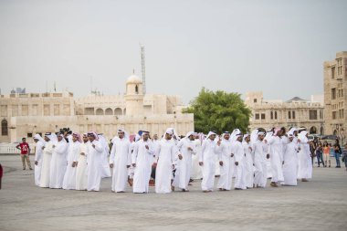 Doha, Katar - 05 Mart 2019: Geleneksel Katar müzik ve dansının performansı eski pazar pazarı Souk Waqif 'te yerel halk tarafından sergilenmektedir.
