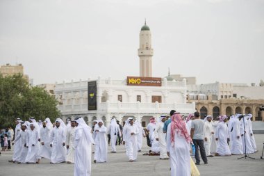 Doha, Katar - 05 Mart 2019: Geleneksel Katar müzik ve dansının performansı eski pazar pazarı Souk Waqif 'te yerel halk tarafından sergilenmektedir.