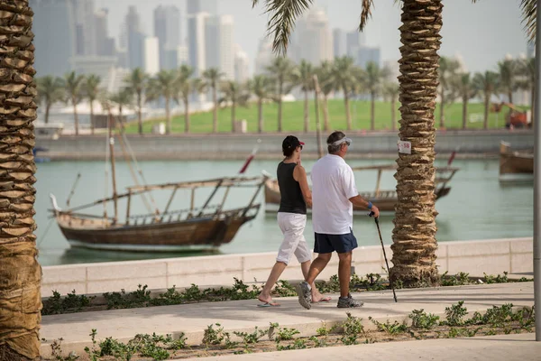 Doha Qatar Maart 2020 Mensen Genieten Van Een Zonnige Dag — Stockfoto