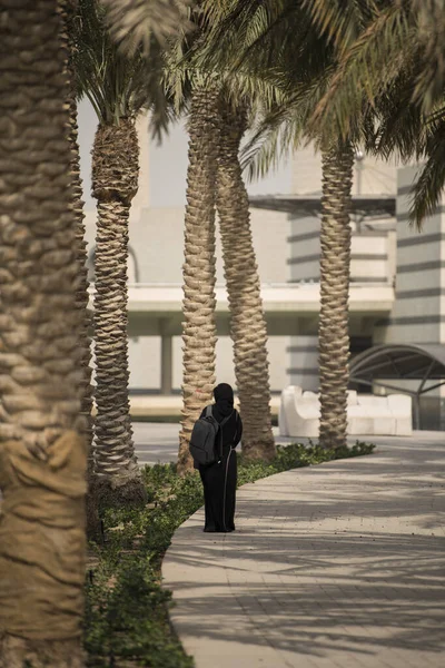 Doha Katar Március 2020 Emberek Élvezik Napsütéses Napot Parkban Iszlám — Stock Fotó