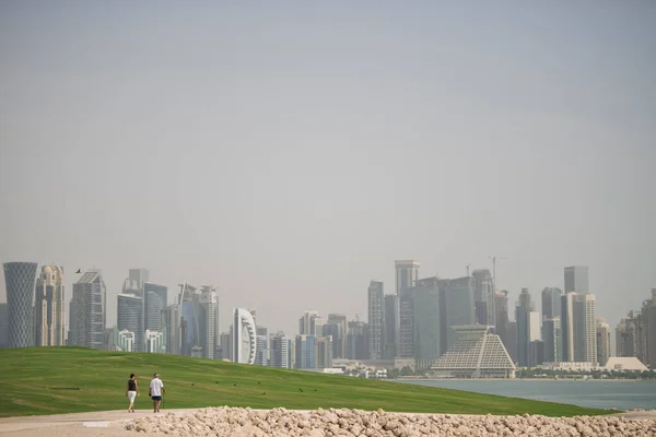Doha Qatar Marzo 2020 Persone Che Godono Una Giornata Sole — Foto Stock