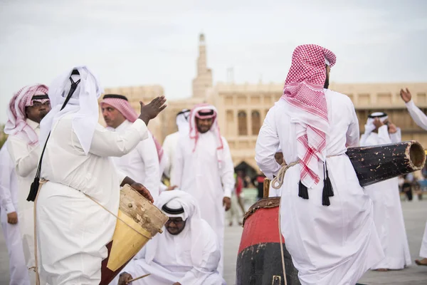Doha, Katar - 05 Mart 2019: Geleneksel Katar müzik ve dansının performansı eski pazar pazarı Souk Waqif 'te yerel halk tarafından sergilenmektedir.