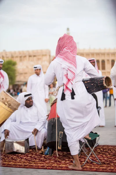 カタールのドーハ 2019年3月5日 伝統的なカタールの音楽とダンスのパフォーマンスは 古いバザー市場の地元の人々によって行われます Souk Waqif — ストック写真