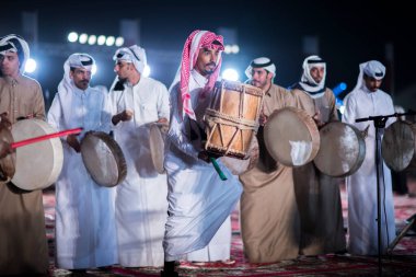 Doha, Katar, 18 Aralık 2017. Katar Ulusal Günü 'nü kutlamak için geleneksel bedevi müziği.