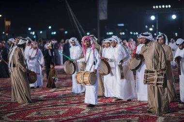 Doha, Katar, 18 Aralık 2017. Katar Ulusal Günü 'nü kutlamak için geleneksel bedevi müziği.