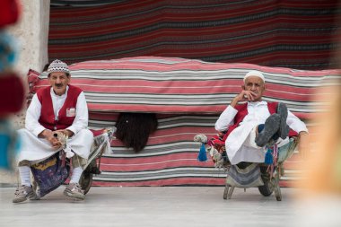 Doha, Katar - 25 Mayıs 2018: Souk Waqif 'teki Wheel Barrow işçisi, bu işçiler geleneksel zamanlardan beri mal yüklemek için kullanılıyor.